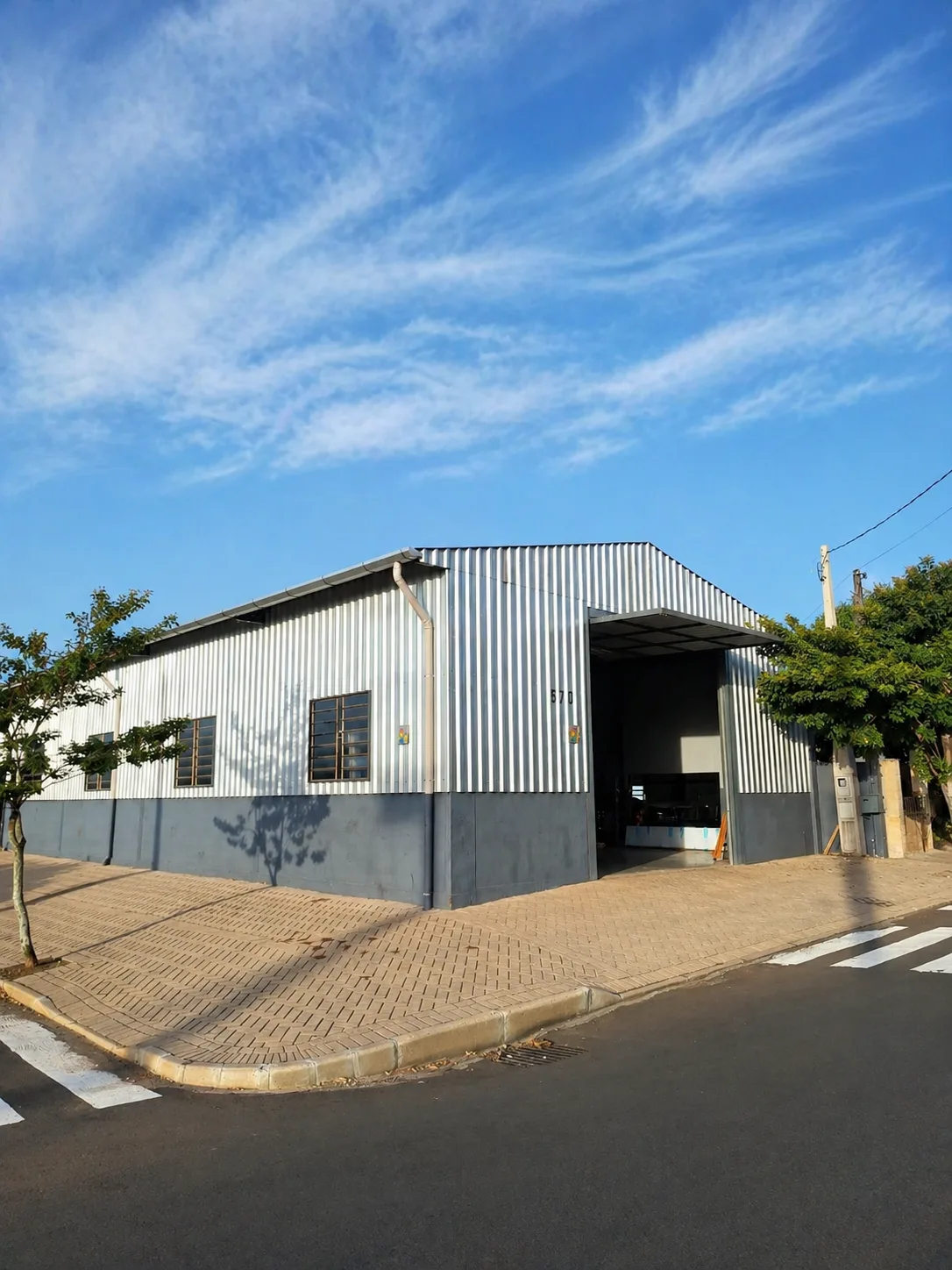 Fachada do pavilhão da Concretize em Taquara–RS, vista da esquina