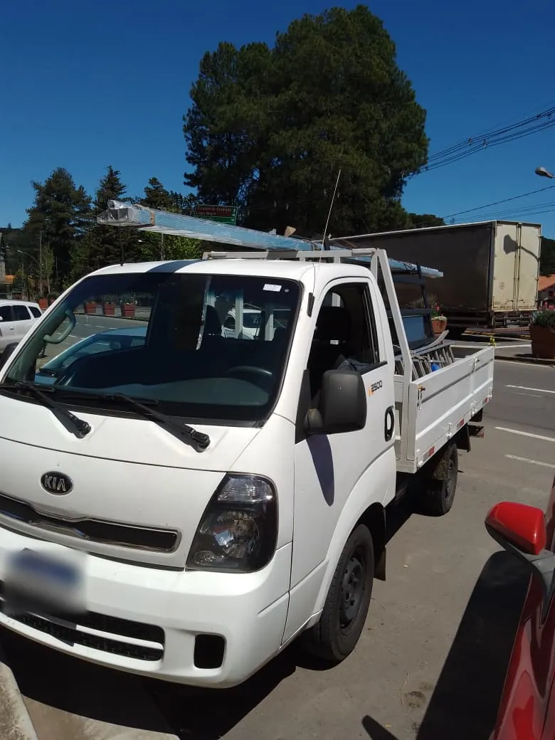 Caminhão leve branco com cavalete para vidro