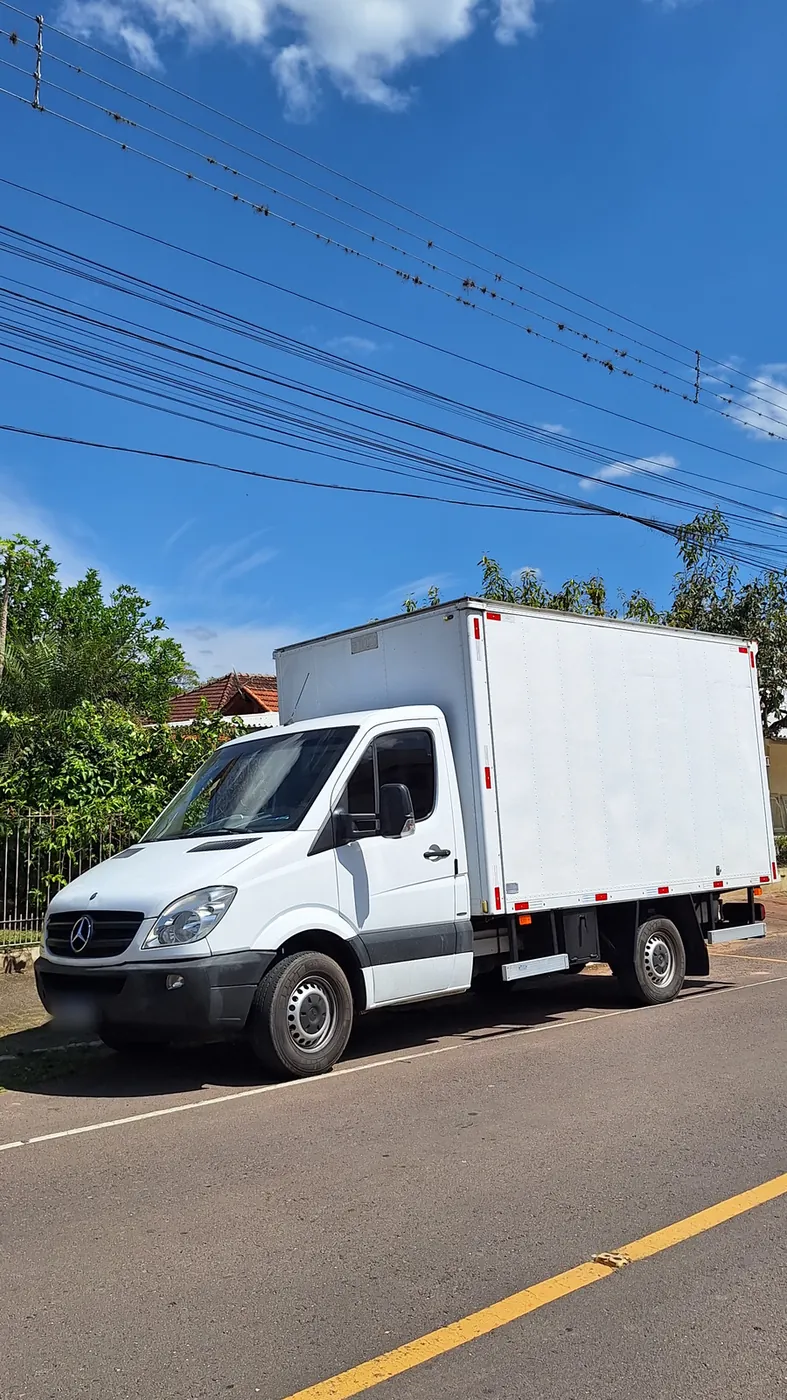 O caminhão baú da Concretize, estacionado na rua