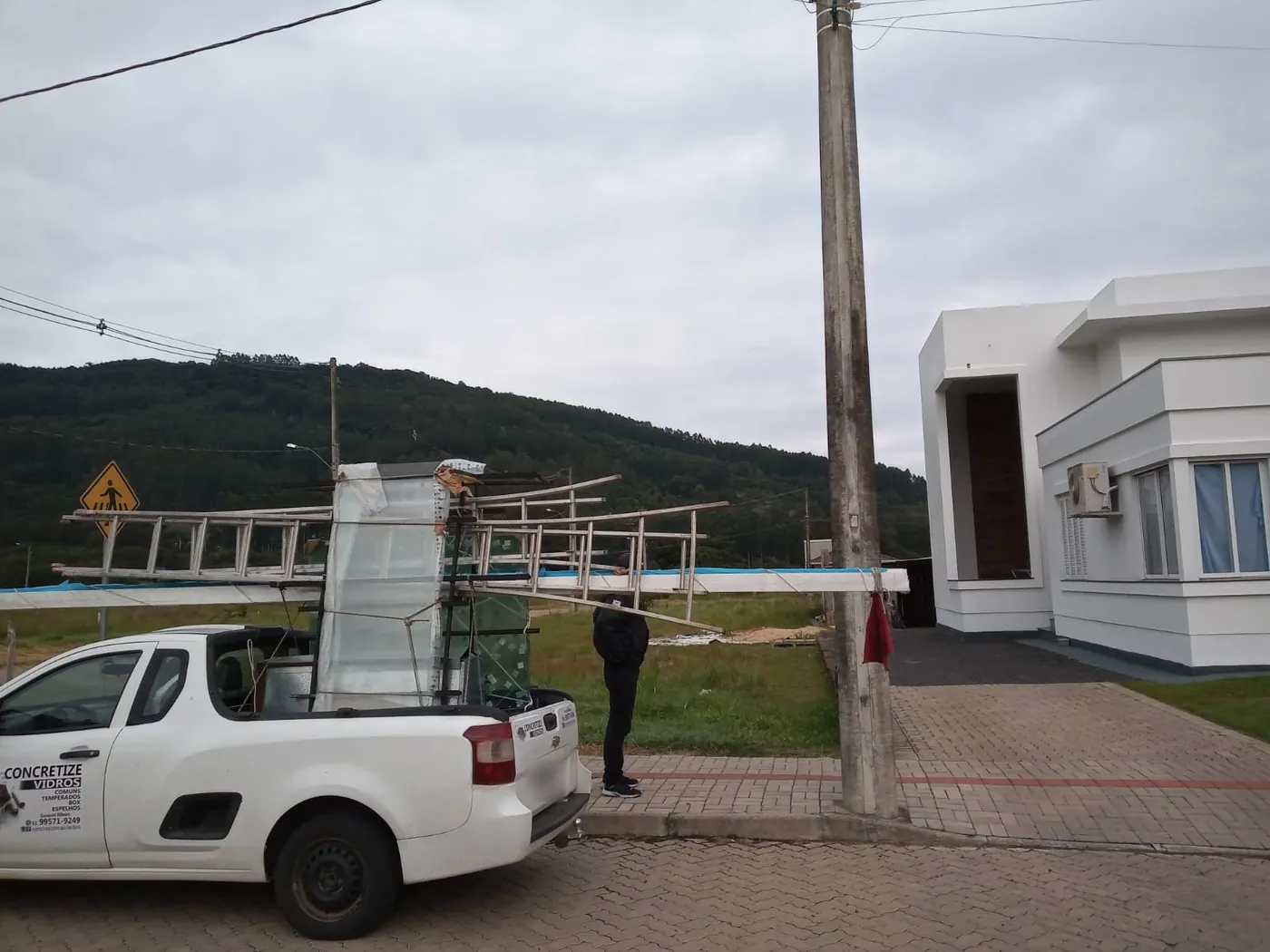 Montana carregada de vidros e escadas, na chegada a uma obra