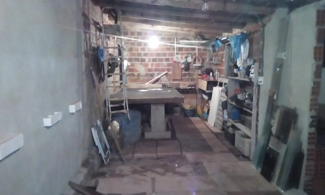 A garagem no começo, com a bancada de corte e as ferramentas
