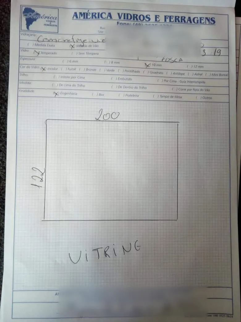 Medida de uma vitrine anotada à mão num bloco de pedido