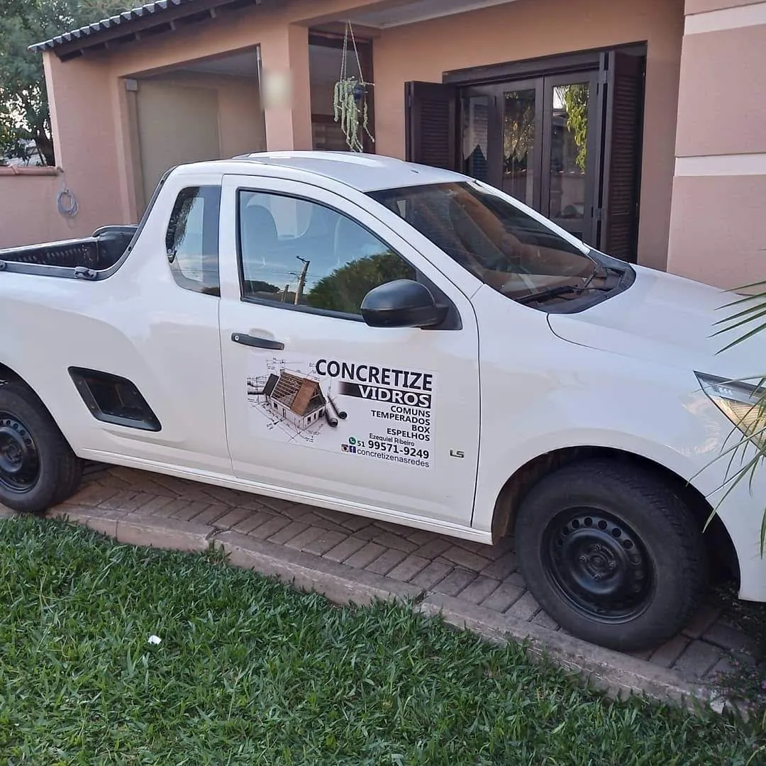 Montana branca com a marca Concretize Vidros na porta
