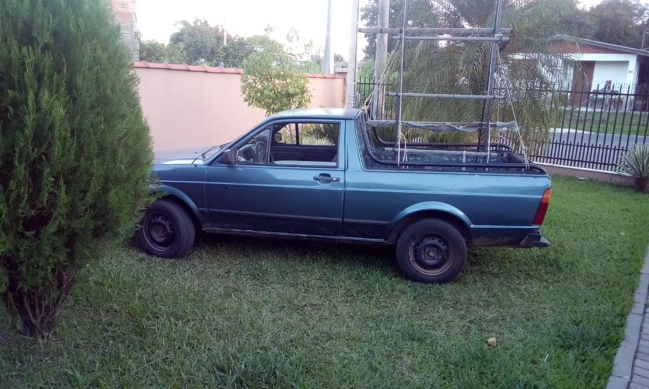 A primeira picape, azul, com o rack para transportar vidro
