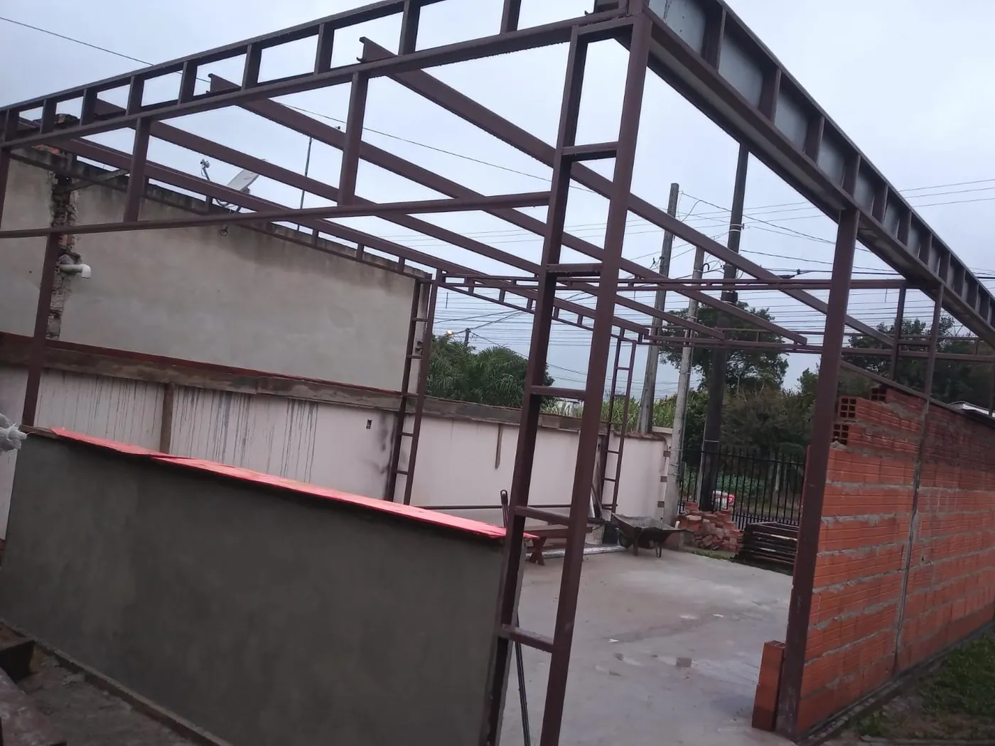 Estrutura metálica da primeira sala, no início da obra
