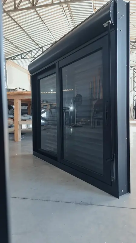Porta de correr em alumínio preto com vidro, montada na fábrica
