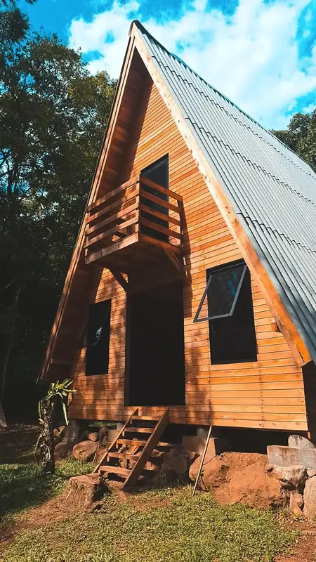 Chalé A-frame de madeira com janelas de alumínio preto