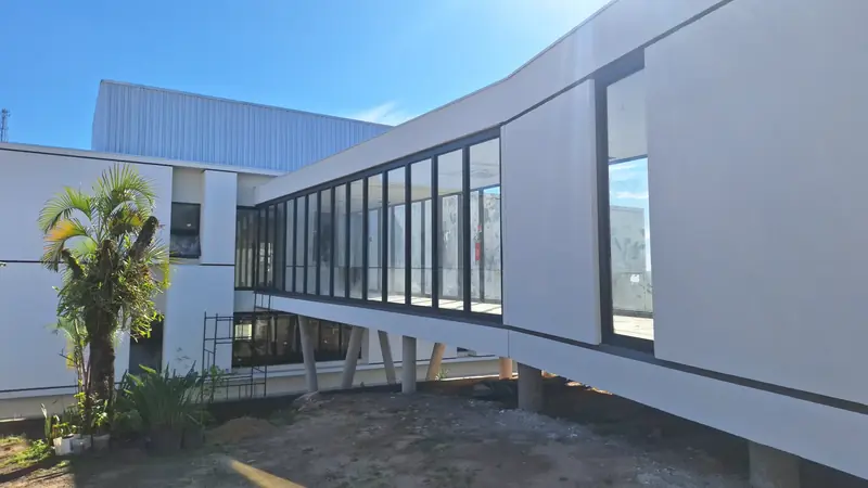 Hospital Bom Jesus: passarela envidraçada suspensa entre dois blocos