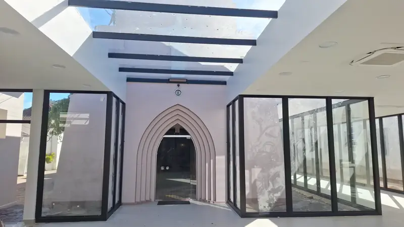 Hospital Bom Jesus: pergolado em vidro e fechamentos envidraçados junto à capela