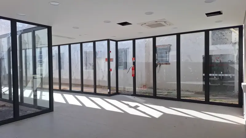 Hospital Bom Jesus: fechamento interno em vidro com perfis pretos