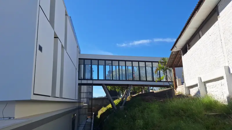 Hospital Bom Jesus: passarela envidraçada entre blocos, vista externa