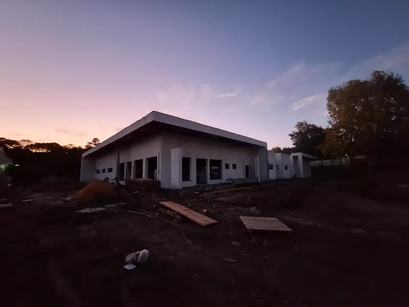 UBS de Taquara ao entardecer, em obra