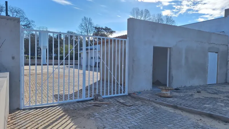 UBS de Taquara: portão e fachada em obra