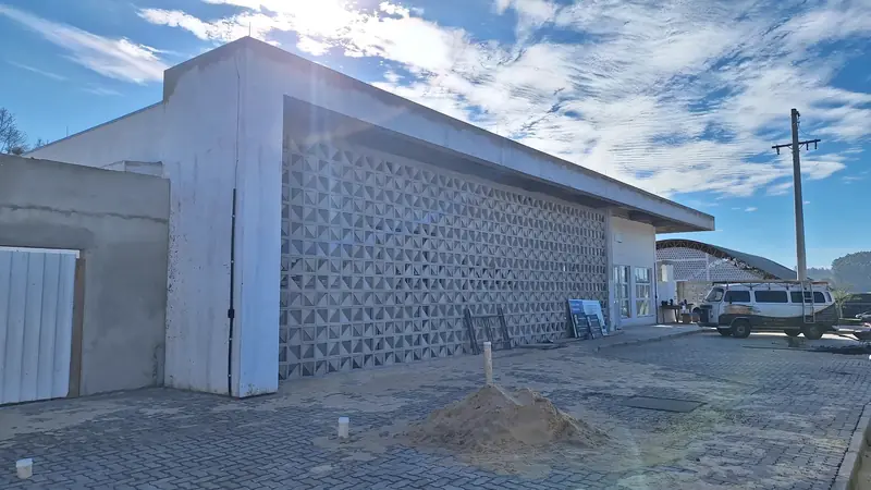 UBS de Taquara: fachada com cobogós, em obra