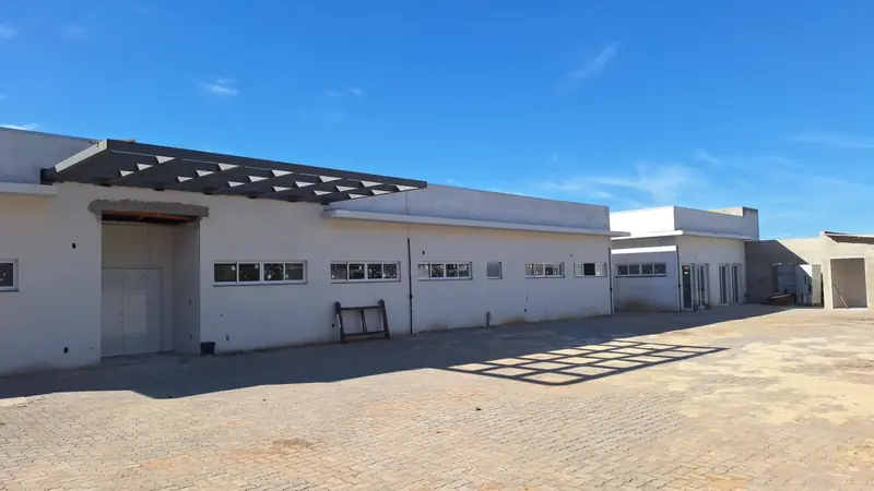 UBS de Taquara: fachada com janelas e portas instaladas, pátio em blocos de concreto