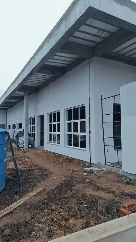 UBS de Taquara: janelas em instalação, com andaime