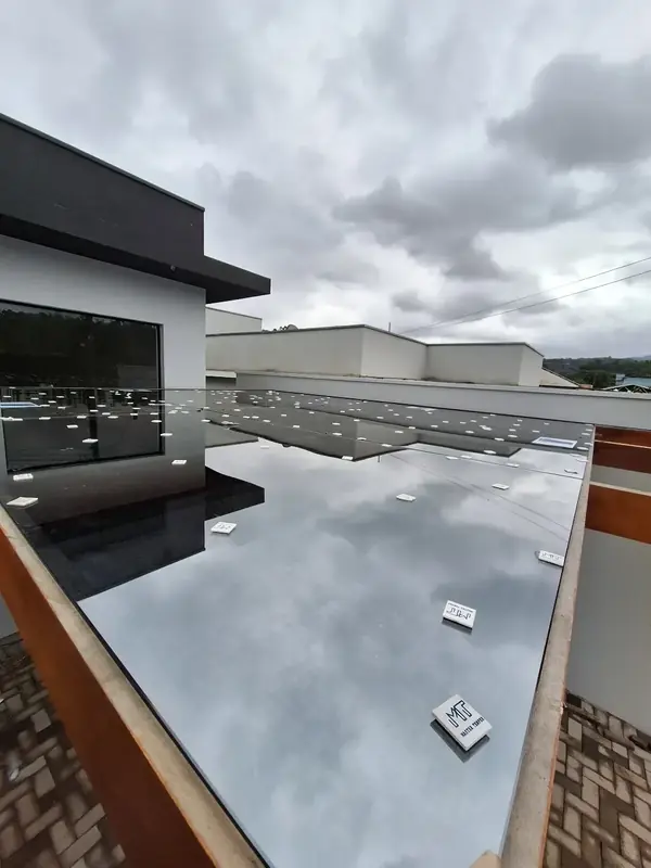 Cobertura de vidro plana recém-instalada, vista de cima