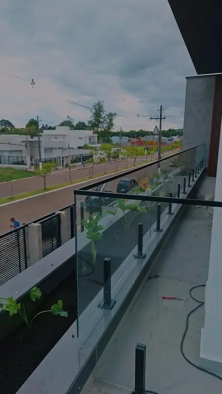 Guarda-corpo de vidro em sacada, com vista para a rua